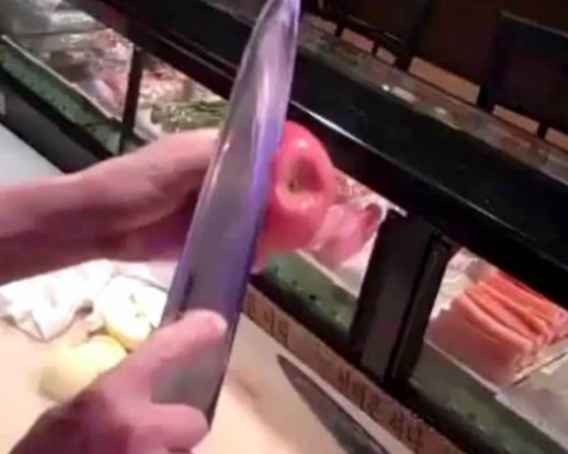 Όταν ένας Ninja καθαρίζει μήλο!