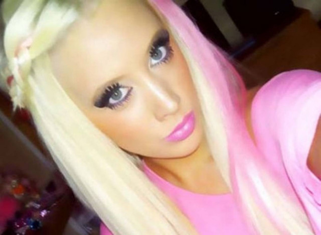 Κατάφερε με πλαστικές και έγινε … Barbie!