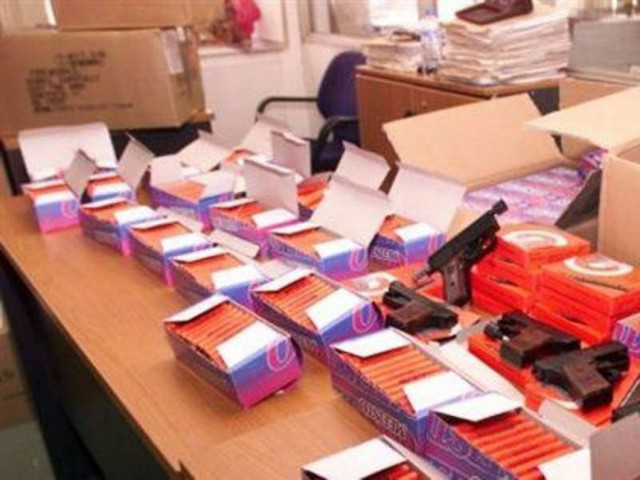 Συνελήφθη για παράνομη διάθεση και εμπορία βεγγαλικών