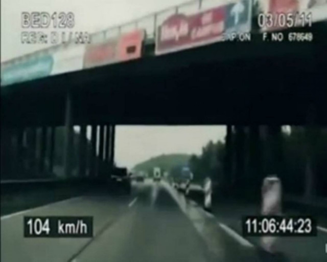 Απίστευτη καταδίωξη ποδηλάτη με ταχύτητα 120 χλμ την ώρα!