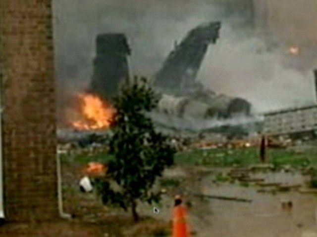 Στις φλόγες κτίρια εξαιτίας της συντριβής πολεμικού αεροσκάφους