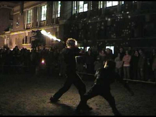 Εντυπωσιακή μάχη με σπαθιά από φωτιά!