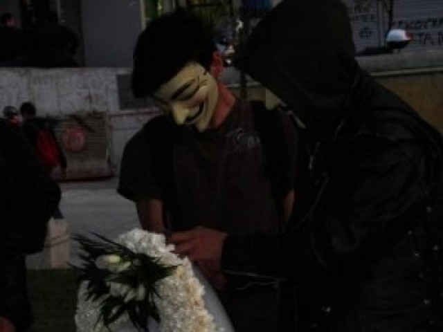 Οι ANONYMOUS καταθέτουν στεφάνι στο Σύνταγμα!