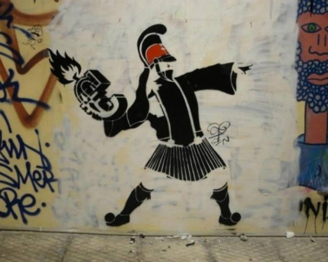 Τσολιάς με μολότοφ «σαρώνει» στο Facebook!