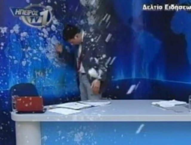 Video: «Ντου» και γιαούρτωμα σε δελτίο ειδήσεων!