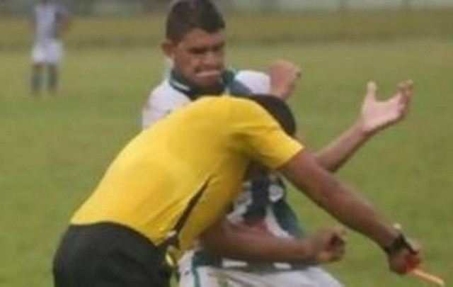 Πρωτοφανής ξυλοδαρμός διαιτητή!