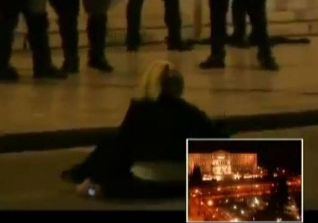 Βίντεο -σοκ: Άνδρες των ΜΑΤ χτυπούν γυναίκα δημοσιογράφο