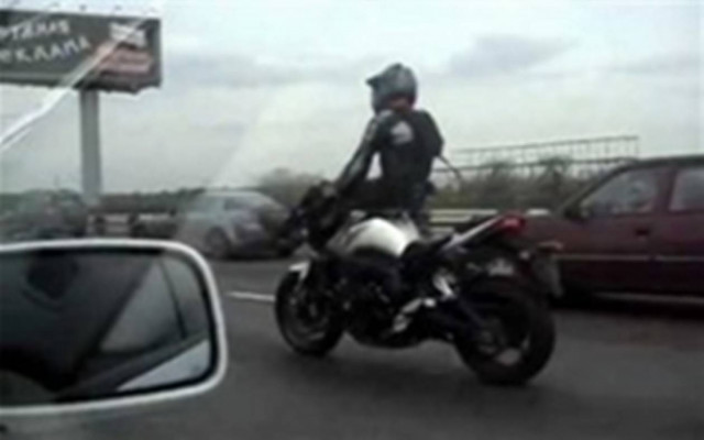 Δείτε πως οδηγεί την μοτοσικλέτα!