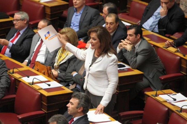 Άγρια κόντρα στη Βουλή Ντόρας-Ευθυμίου