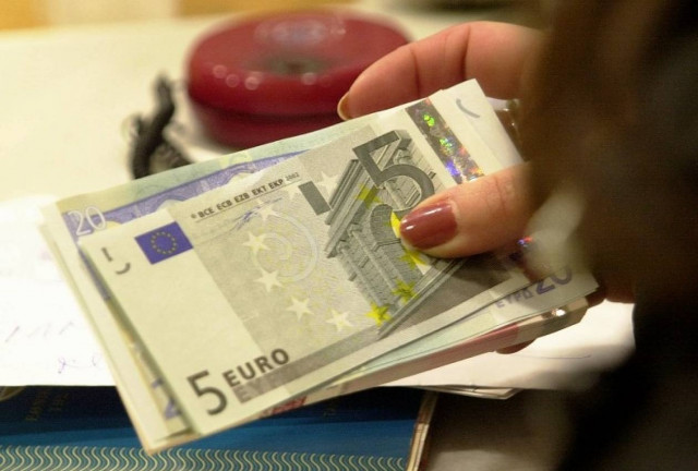 Από τον Ιούνιο μισθοί και εισφορές μέσω τραπεζών