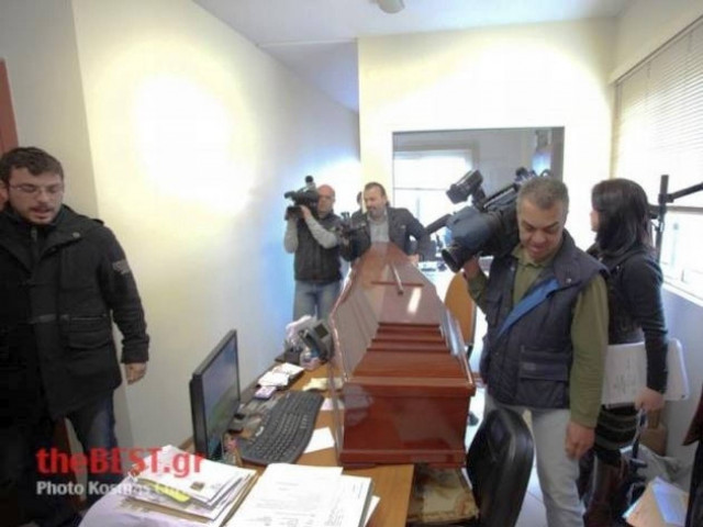 Οι οικοδόμοι της Πάτρας μπήκαν στο ΠΕΣΥ με το... φέρετρο!