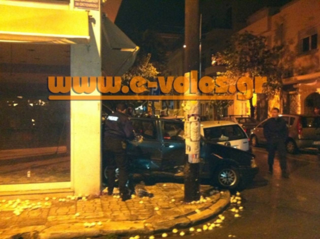 Το «πάρκαρε» στη βιτρίνα καταστήματος και εξαφανίστηκε