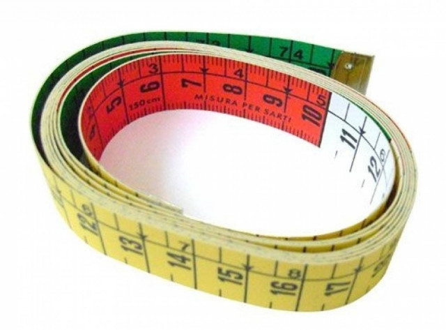 Πώς να κοντύνετε ένα ζευγάρι jeans και να κάνετε το ίδιο στρίφωμα με πριν