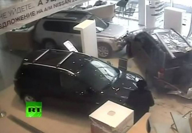 Μπήκε με το τζιπ μέσα σε αντιπροσωπεία αυτοκινήτων