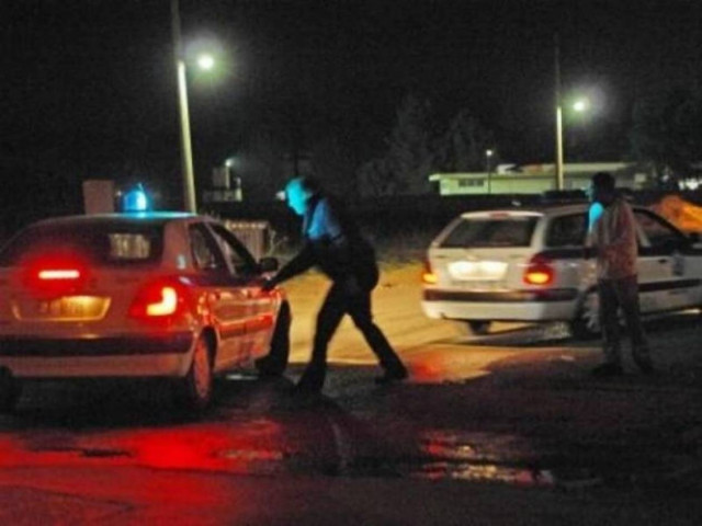 Ένοπλη γυναίκα έχει ταμπουρωθεί στο σπίτι της με τον γιο της