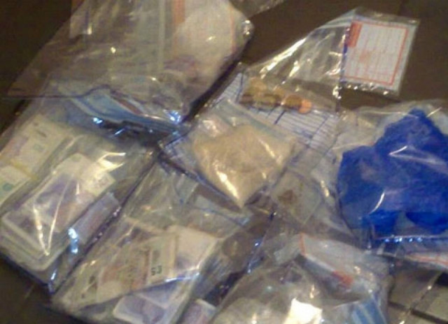 Πεντάχρονος με πακέτα ηρωίνης στις τσέπες του