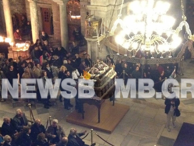 Κατάνυξη στην Παναγιά Εκατονταπυλιανή στην Πάρο