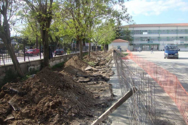 Κατασκευάζουν ποδηλατοδρόμιο σε… αυλή σχολείου!