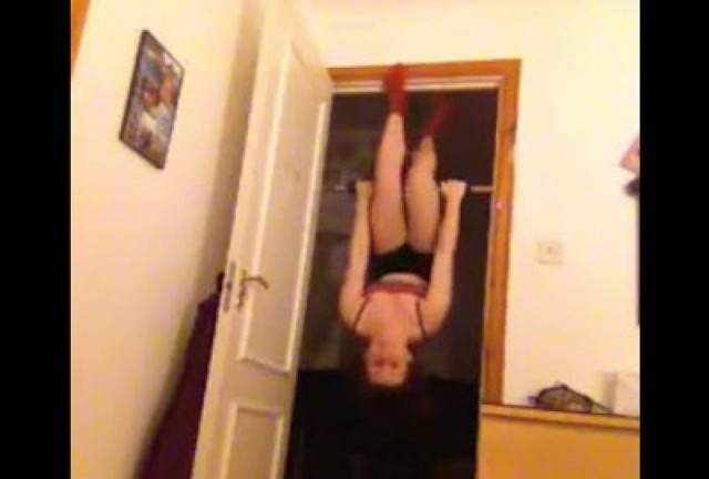 Απίστευτη τούμπα από μονόζυγο!