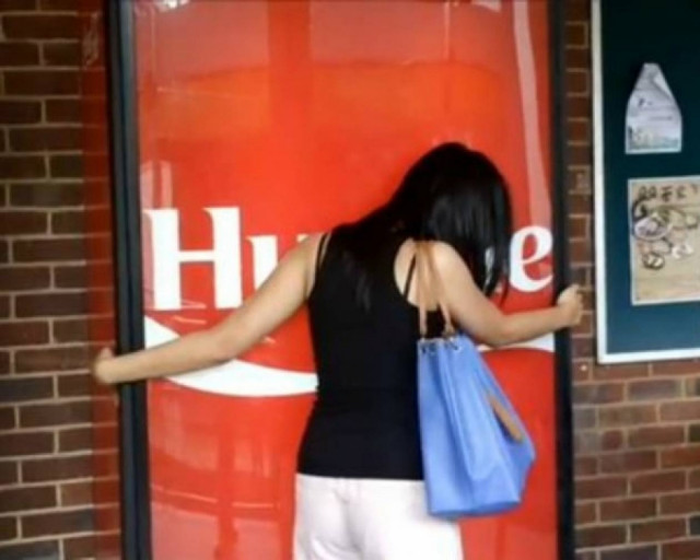 Μηχάνημα αναψυκτικών αντί για κέρματα ζητάει αγκαλιές!