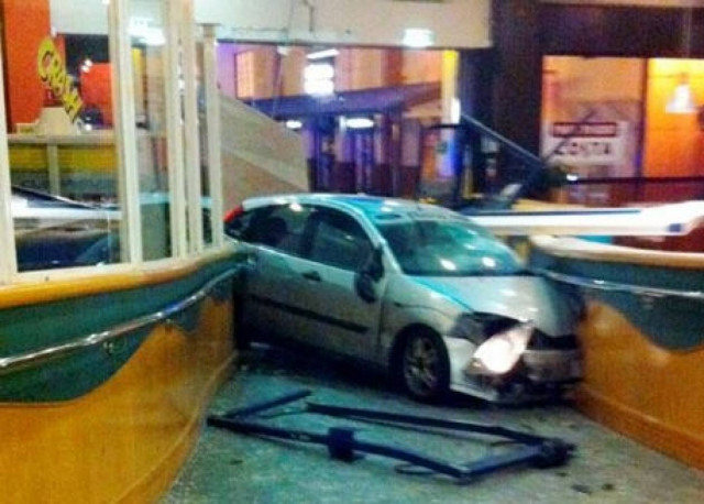 Μπήκε με το αυτοκίνητο στο μαγαζί που εργαζόταν επειδή την χώρισε