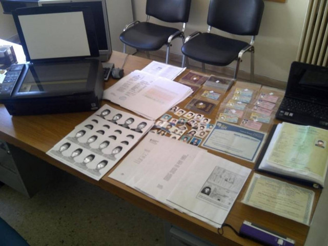 Εργαστήριο κατασκευής πλαστών πιστοποιητικών στα Εξάρχεια