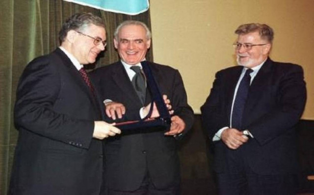 Όταν ο Άκης βράβευε τον Παπαδήμο…