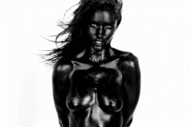 Η Rosie Huntington Whiteley σέξι και... μαύρη!