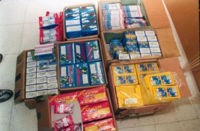 Συλλήψεις για βεγγαλικά στη Σαλαμίνα