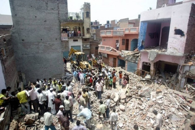 Τραγωδία με κατάρρευση υφαντουργείου στην Ινδία