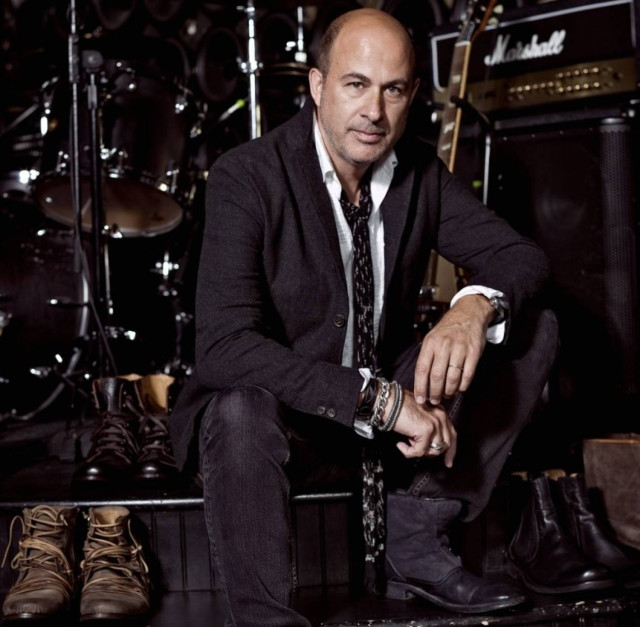 Ο διάσημος σχεδιαστής και προπαγανδιστής του Νεοϋορκέζικου στυλ,  John Varvatos, θέλει να κάψεις τα παπούτσια σου