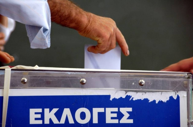 Σε προεκλογικό πυρετό τα κόμματα