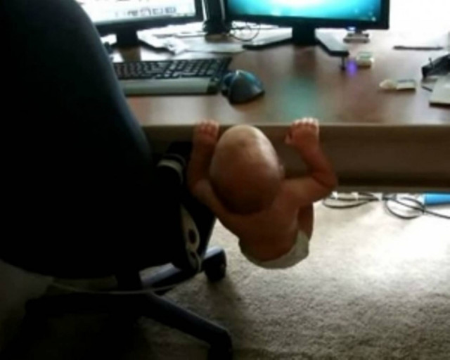 Απίθανο μωρό κάνει... μονόζυγο!