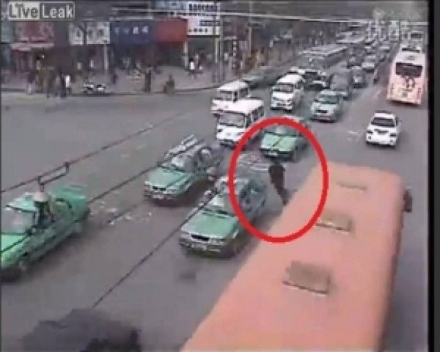 Βίντεο: Σοκ σε πολυσύχναστο δρόμο της Κίνας