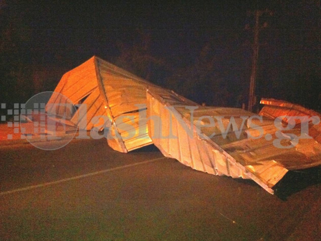 Οι θυελλώδεις άνεμοι «ξερίζωσαν» στέγες στην Κρήτη