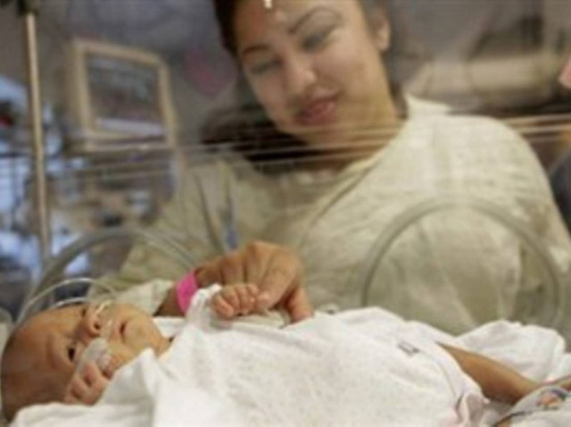 Με επιτυχία η επέμβαση στο βρέφος με τα έξι πόδια