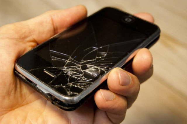 Πώς να προστατέψετε το κινητό σας ακόμα και από χτύπημα με σφυρί!