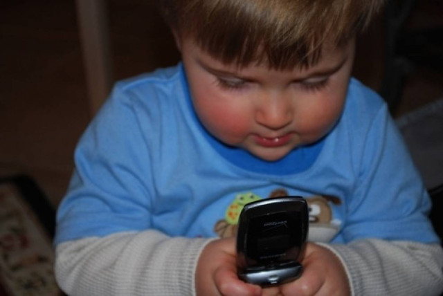 Όταν ο μπόμπιρας διαβάζει παραμύθια στο κινητό του μπαμπά…