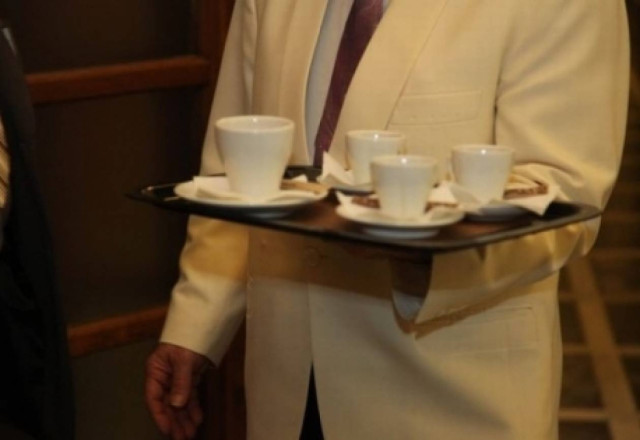 Ούτε ο καφετζής της Βουλής δεν πλήρωνε τις οφειλές του στο Δημόσιο!