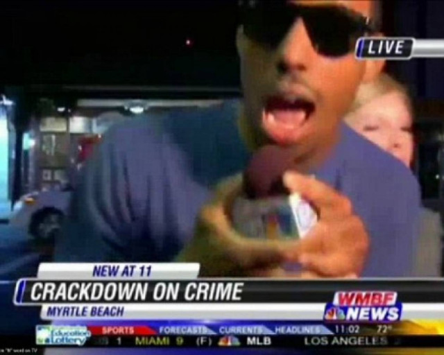 Συνελήφθη επειδή έσπρωξε ρεπόρτερ τη στιγμή της ζωντανής σύνδεσης