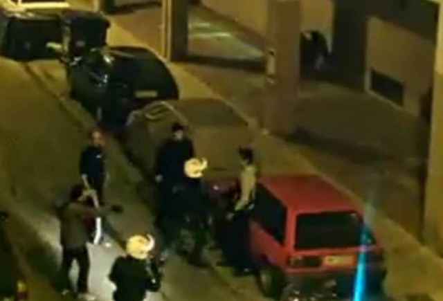 Βίντεο:Αστυνομικοί χτυπούν ανελέητα μετανάστη