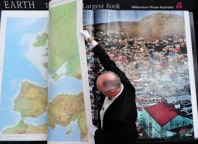 Προς 100.000 δολάρια πωλείται ο μεγαλύτερος Άτλας του κόσμου