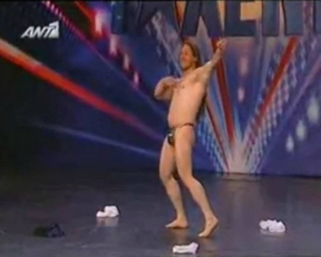 Το πολιτικό στριπτίζ με το στρινγκ σόκαρε την Μανωλίδου