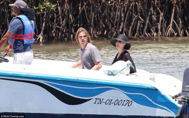 Μια μέρα στην παραλία με την οικογένεια Brangelina!