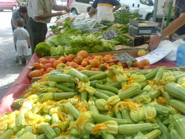 Μικροπωλητές πήραν στο κυνήγι υποψήφιο βουλευτή