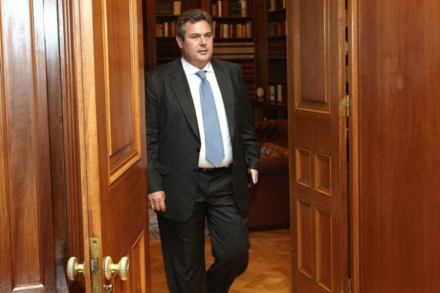 Π.Καμμένος: Πατερίτσα του ΠΑΣΟΚ, η δεξιά της ΝΔ