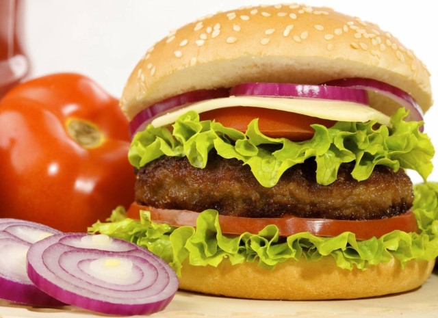Εργένικες συνταγές #11: Πώς να φτιάξετε μόνοι σας, σπίτι σας, το πιο λαχταριστό burger
