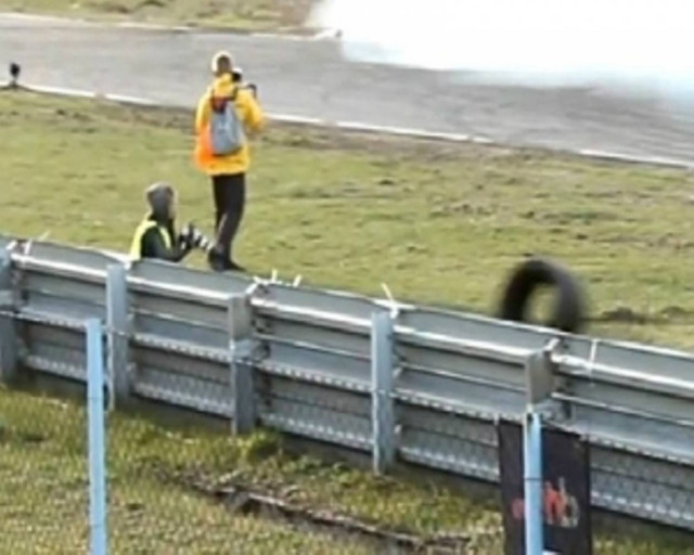 Αδέσποτη ρόδα εναντίον φωτογράφου σε αγώνες αυτοκινήτων!