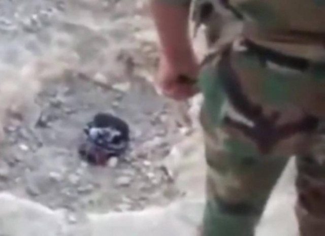 Βίντεο: Στρατιώτες του Άσαντ θάβουν ζωντανό έναν άνδρα