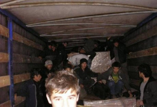 Είχε «στοιβάξει» στο φορτηγό του 50 μετανάστες…